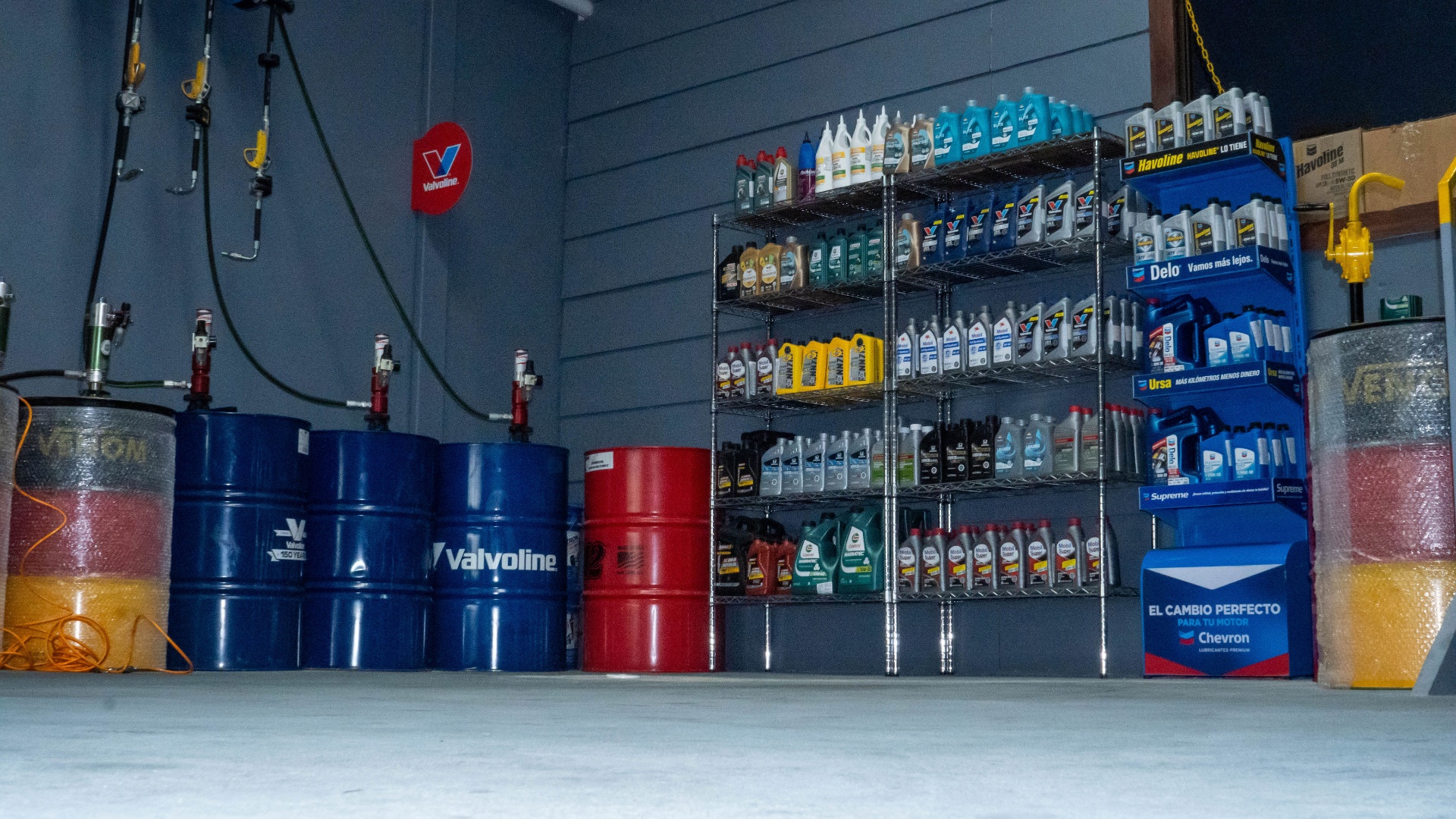 Estante de aceites premium Valvoline, Mobil, Chevron y Castrol