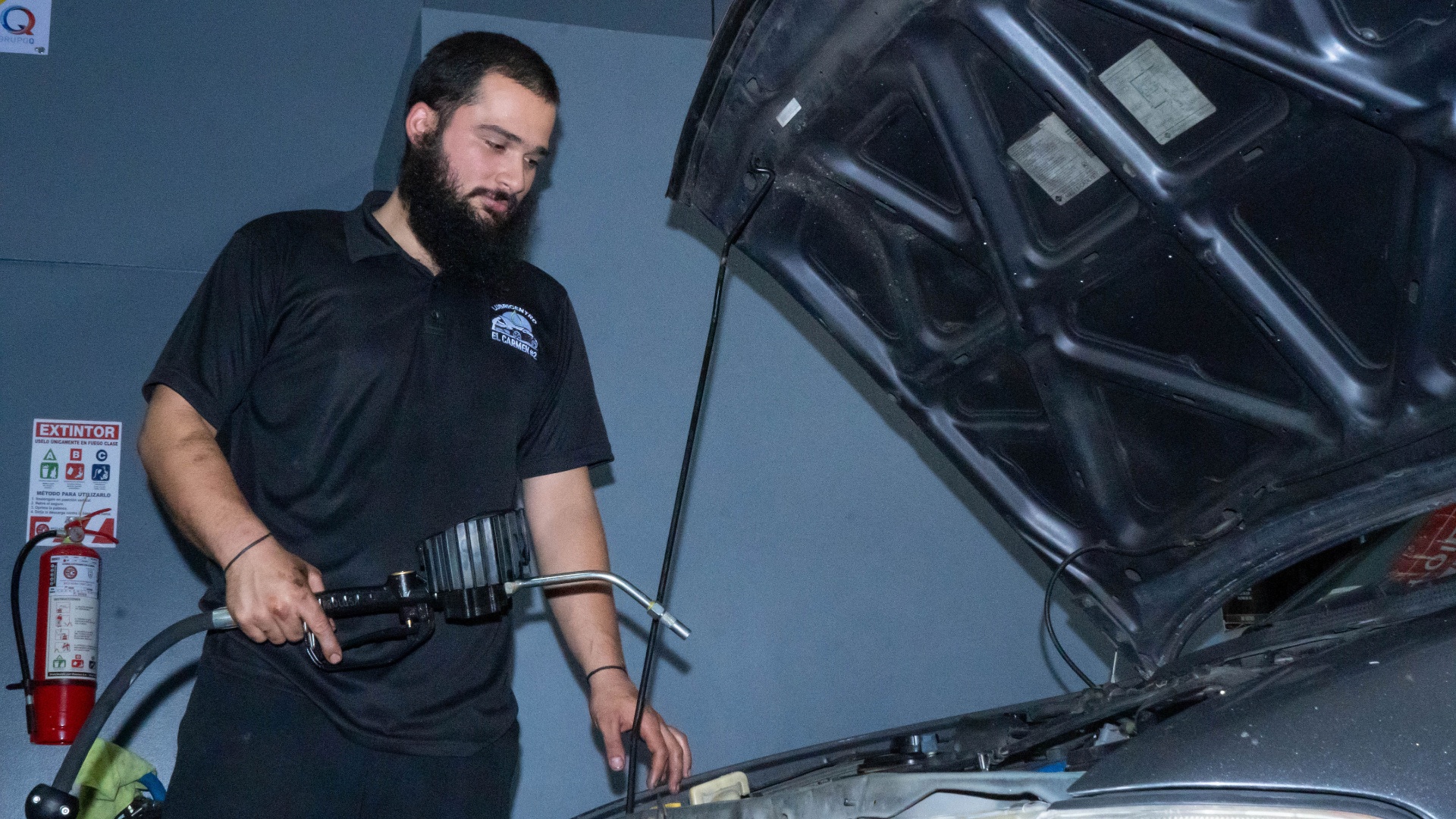Técnico realizando servicio de lubricación