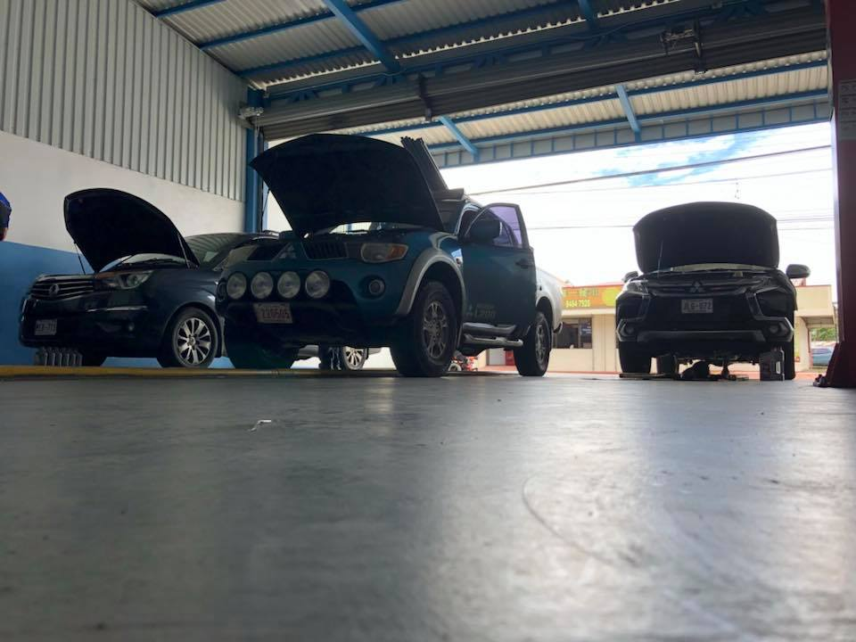 Vehículos típicos de Costa Rica: Toyota Hilux, Hyundai Accent taxi, Toyota Rush, Mitsubishi L200